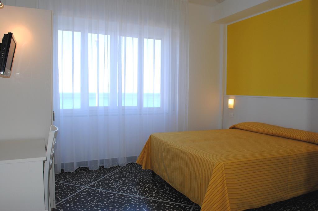 לאיגואליה Hotel Bristol חדר תמונה