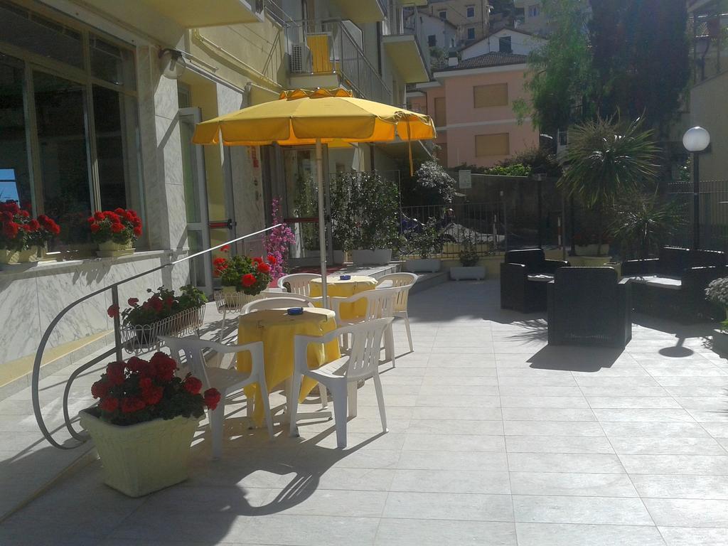 לאיגואליה Hotel Bristol מראה חיצוני תמונה